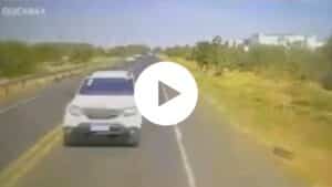 Vídeo mostra momento da batida entre carro e caminhão na BR-365, em Uberlândia