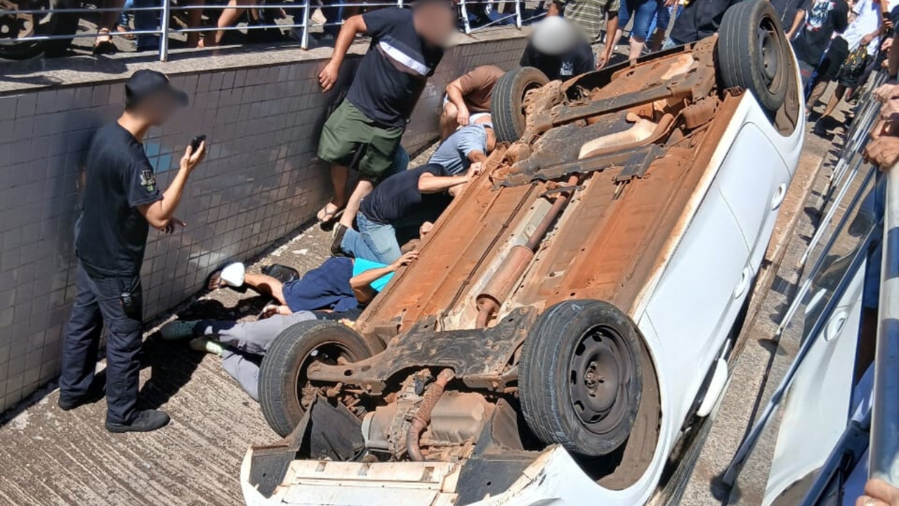 Carro capotado em Uberlândia assusta clientes de shopping na avenida Imbaúbas Carro capotado em Uberlândia assusta clientes de shopping na avenida Imbaúbas