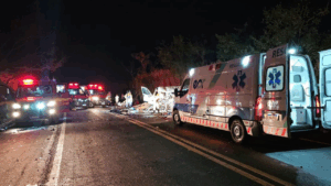 Acidente entre van e carro desgovernado na MGC-452 deixa quatro mortos e múltiplos feridos e polícia investiga causas