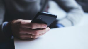enúncias de crimes na internet ocorrem atraves de um telefone