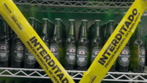Cervejas vencidas foram apreendidas durante fiscalização do Procon em Uberlândia