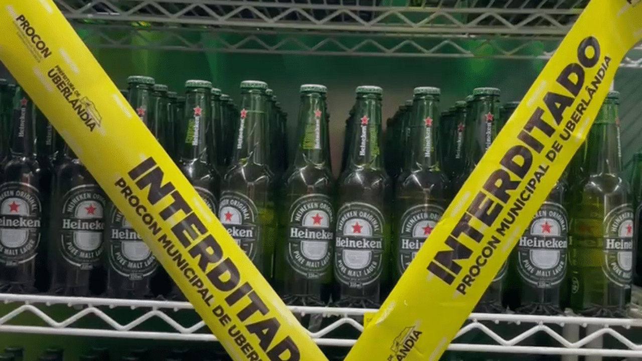 Cervejas vencidas foram apreendidas durante fiscalização do Procon em Uberlândia