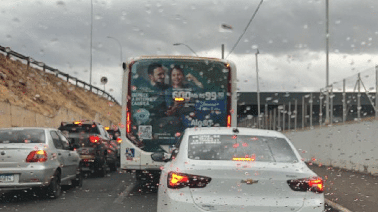 Uberlândia registra chuva e queda de temperatura em diferentes regiões da cidade