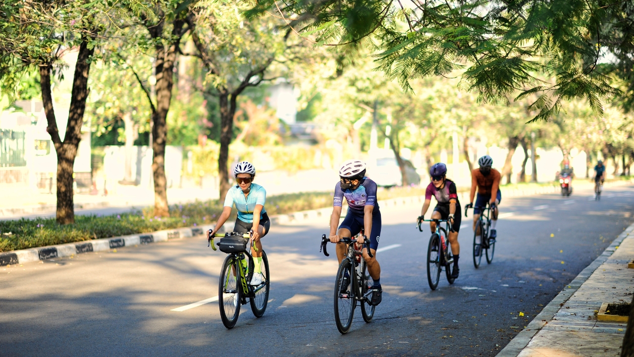 ciclistas pedalando em parque no dia do ciclista