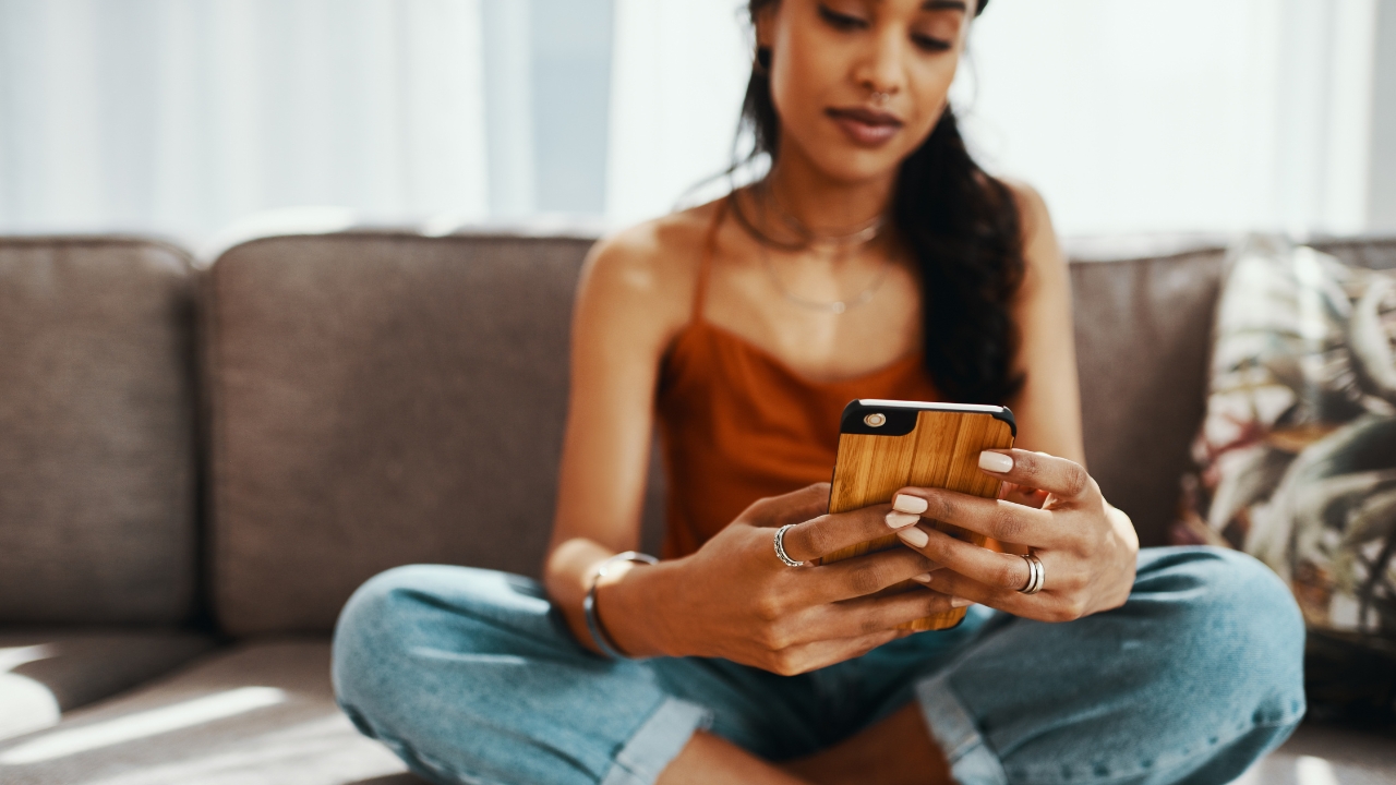 dia dol solteiros; mulher mechendo no telefone dia dol solteiros; mulher mechendo no telefone