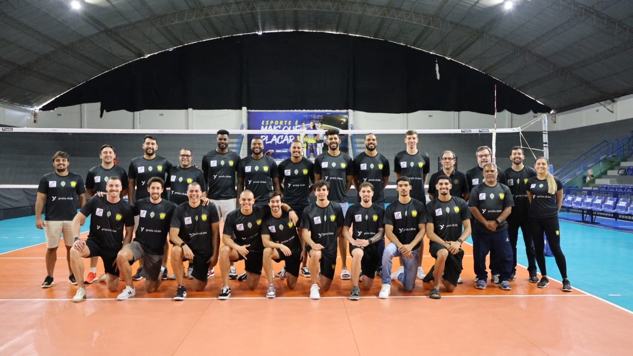Novo elenco do vôlei masculino do Praia Clube