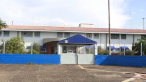 Fachada da Escola Municipal Hilda Leão Carneiro, no bairro Morumbi, em Uberlândia, que adota o modelo cívico-militar desde 2021