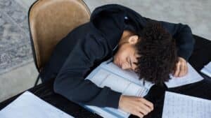 Estudante cansado enquanto estuda. Enem 2025