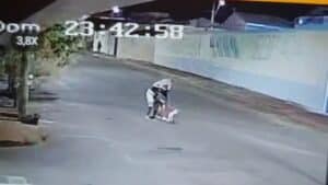 estudante sendo esfaqueado