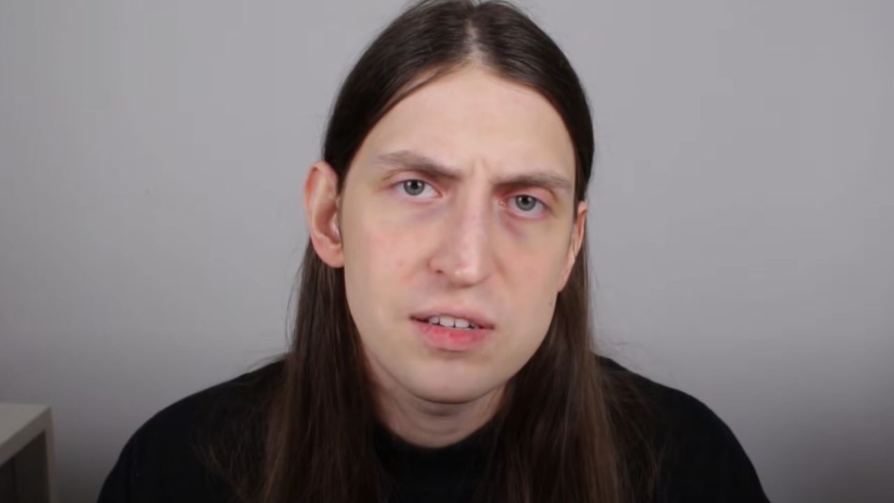 Felca em seu vídeo "adultização" no YouTube