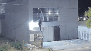 Homem furta fios em barracão
