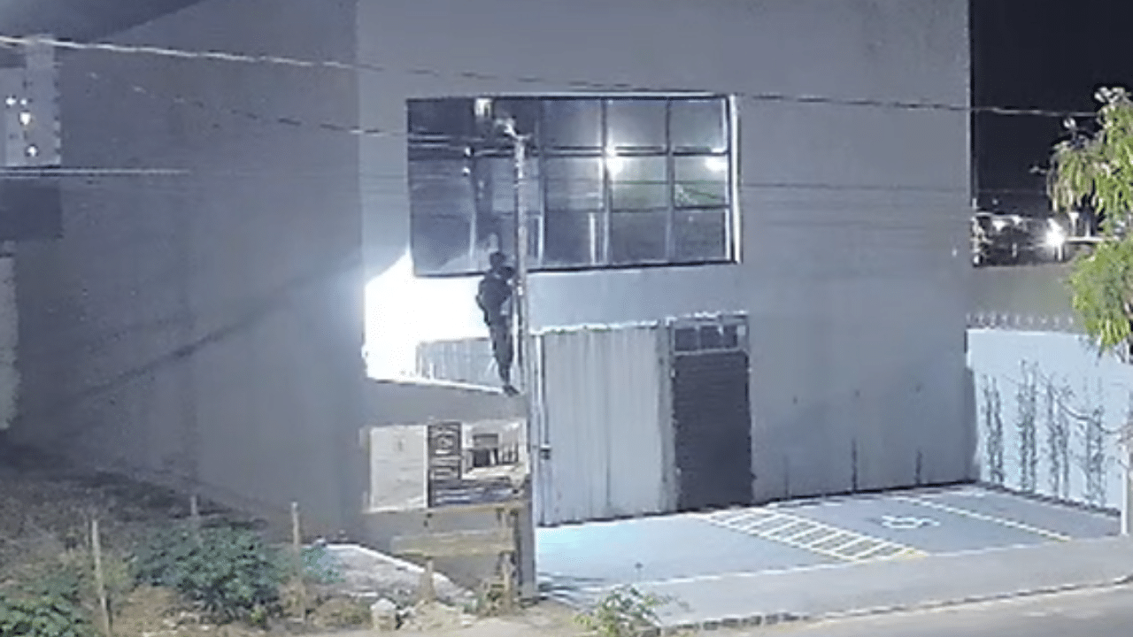 Homem furta fios em barracão