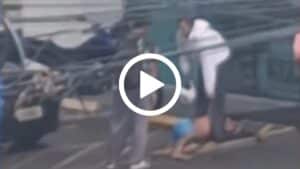 Homem sendo contido pela população em Uberlândia
