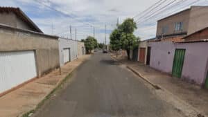 Rua onde homem foi encontrado morto no banheiro de uma casa