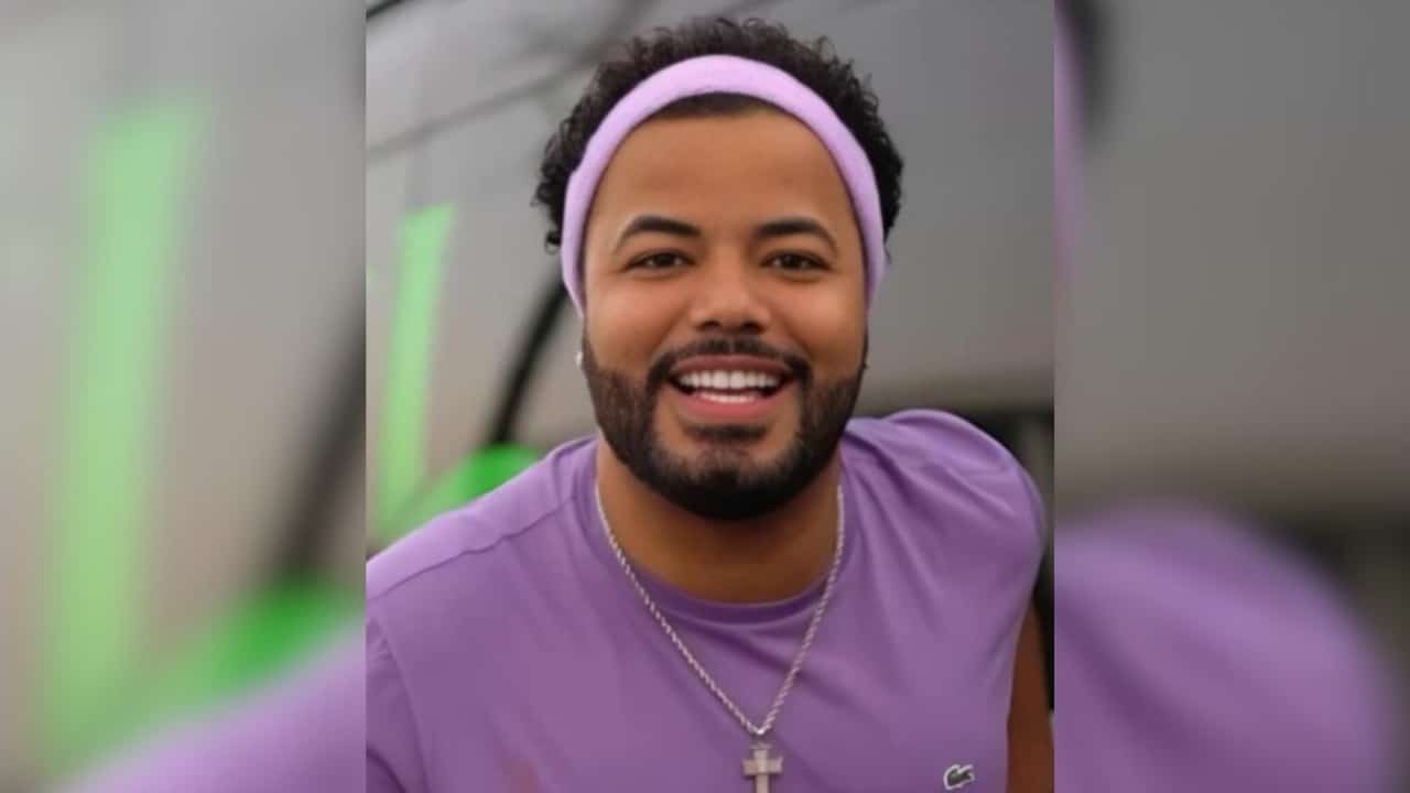 Hytalo Santos vira música. Foto: o influenciador vestido com camiseta lilás e tiara lilás