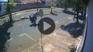 empinava a moto
