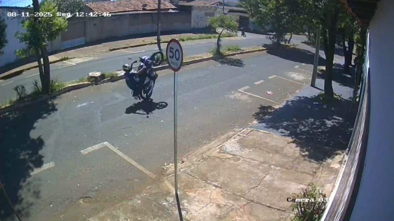 homem empinava a moto