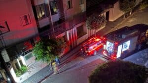 Bombeiros resgatam família de incêndio em apartamento no Santa Mônica