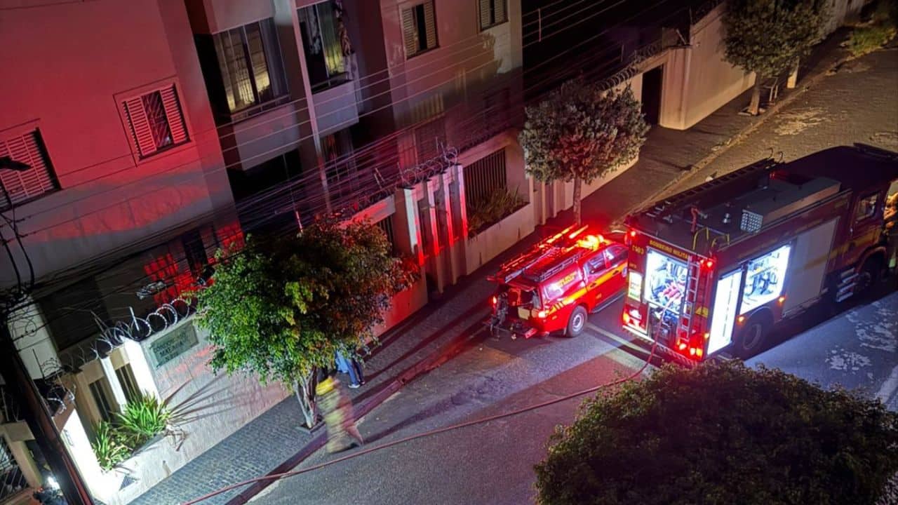 Bombeiros resgatam família de incêndio em apartamento no Santa Mônica
