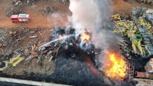 Incêndio em ferro-velho de Uberlândia