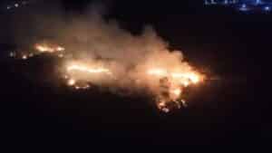 Incêndio no bairro Segismundo Pereira mobiliza bombeiros em Uberlândia