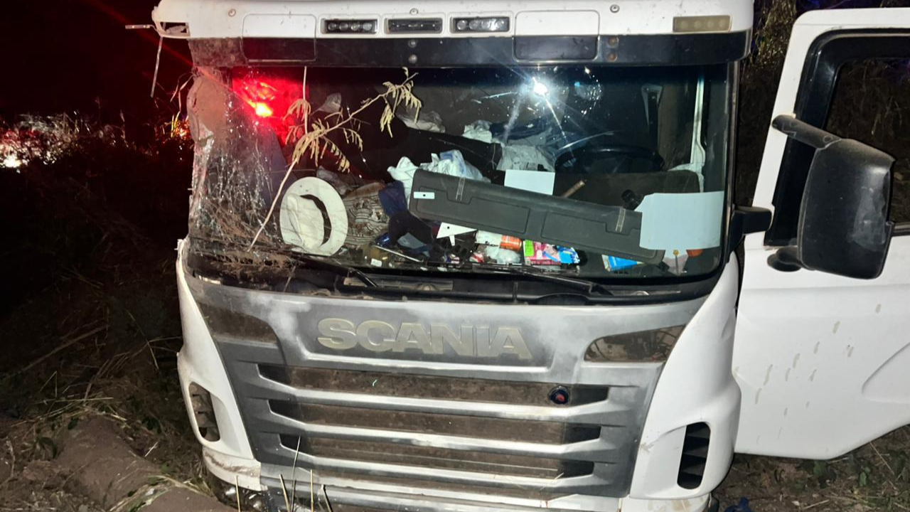 O motorista de uma carreta carregada com fardos de algodão, perdeu o controle do veículo após um besouro entrar pela janela da cabine, em Paracatú 