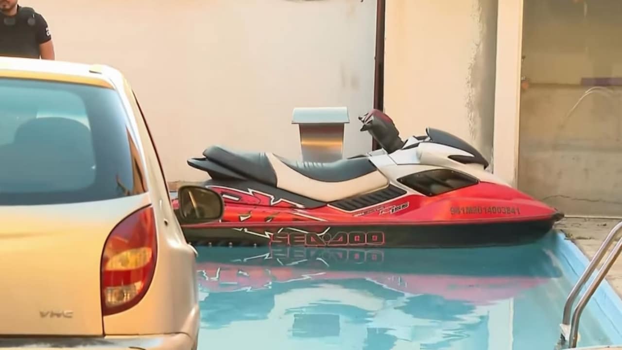 jet-ski em piscina durante operação