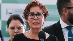 Foto de Zambelli, fazendo uma expressão que remete a susto, medo ou surpresa // Julgamento de Zambelli