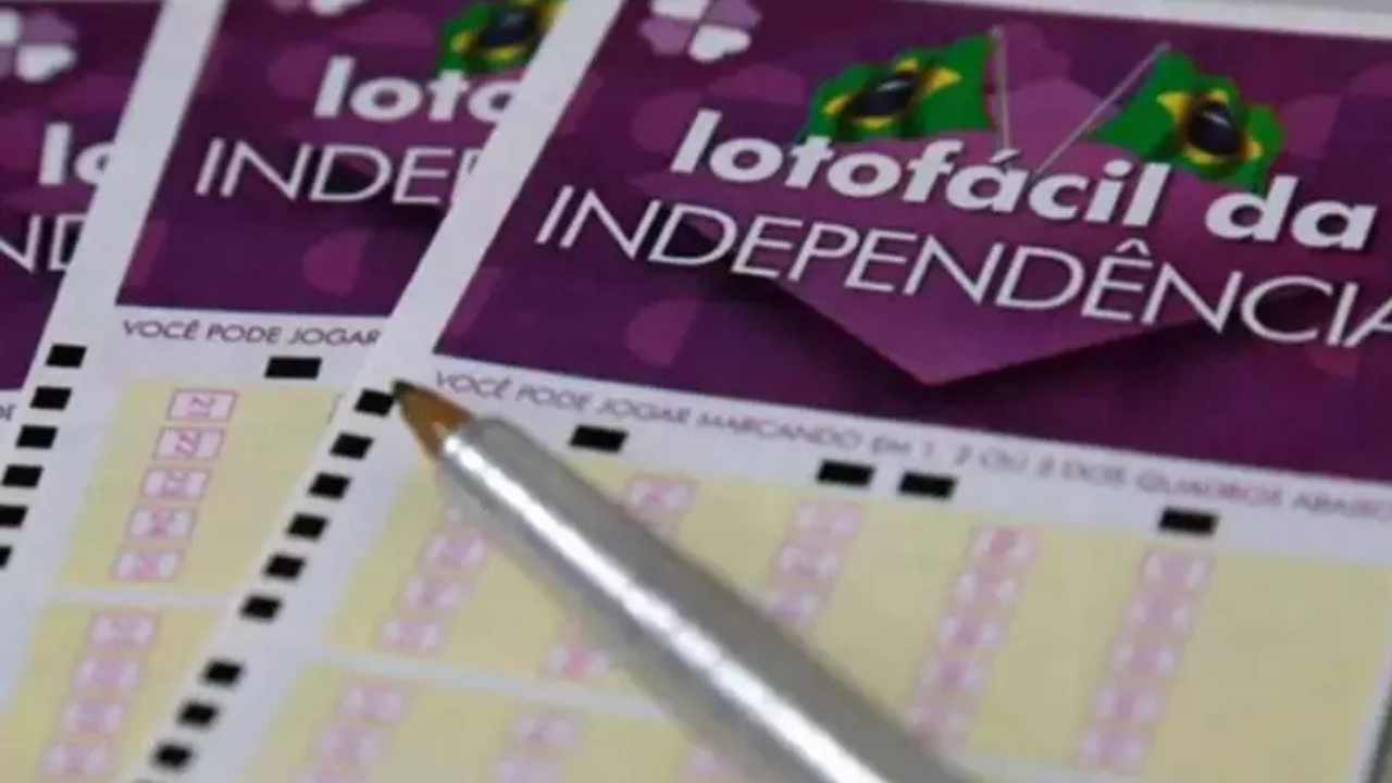 Bilhetes da Lotofácil da Independência e uma caneta prata por cima