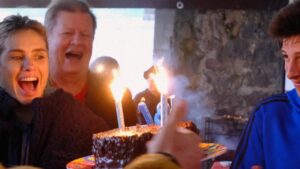 Manga em lugar de bolo // Uma imagem com duas fotos. À esquerda, durante comemoração de aniversário, José recebe uma manga com uma vela em cima. À direita, uma foto com outra festa, com bolo tradicional