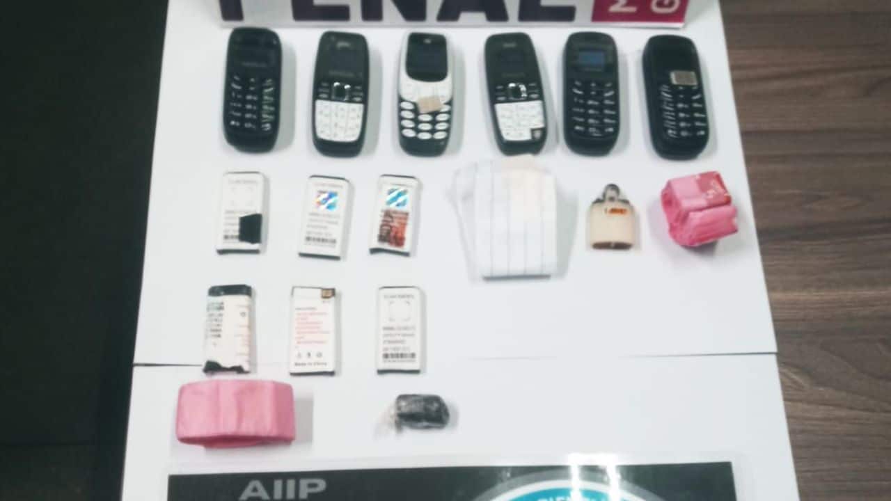 Mini celulares que preso teria engolido