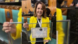 Mônica Cunha recebendo a Comanda Augusto César
