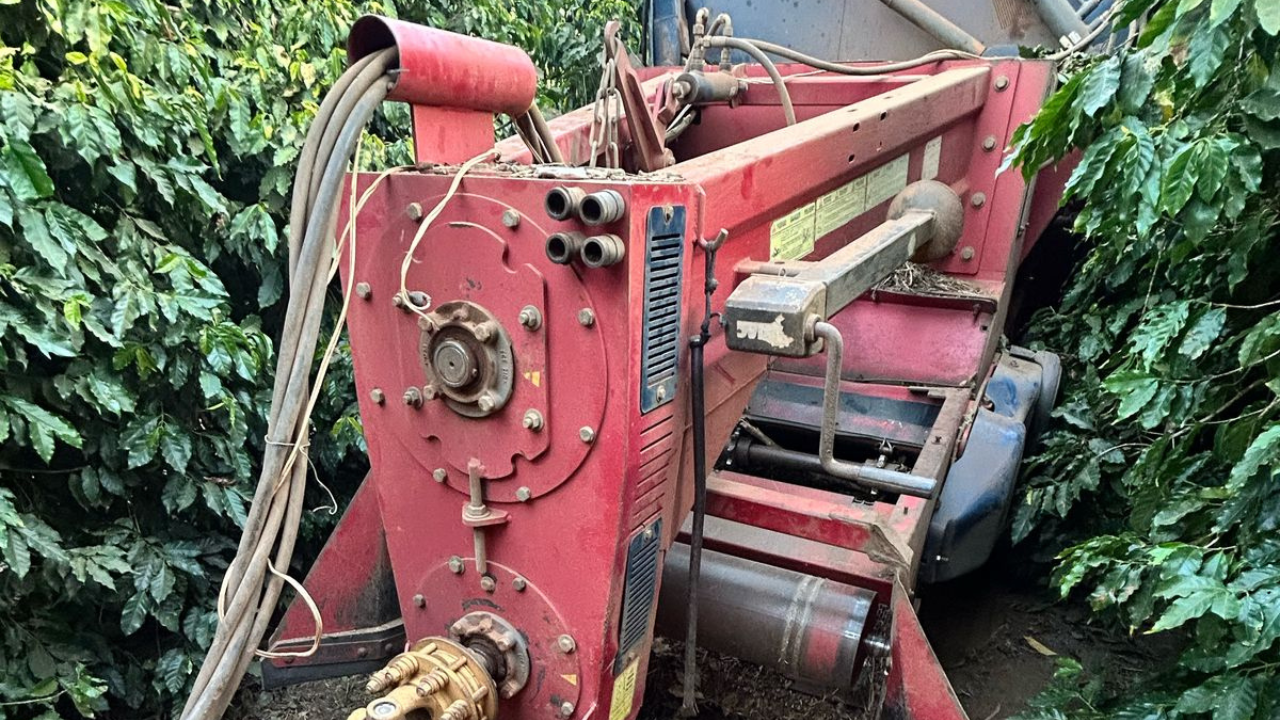 Produtor rural morre prensado por máquina agrícola durante colheita de café Produtor rural morre prensado por máquina agrícola durante colheita de café