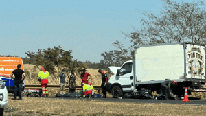 Motociclista morre após bater em caminhão parado