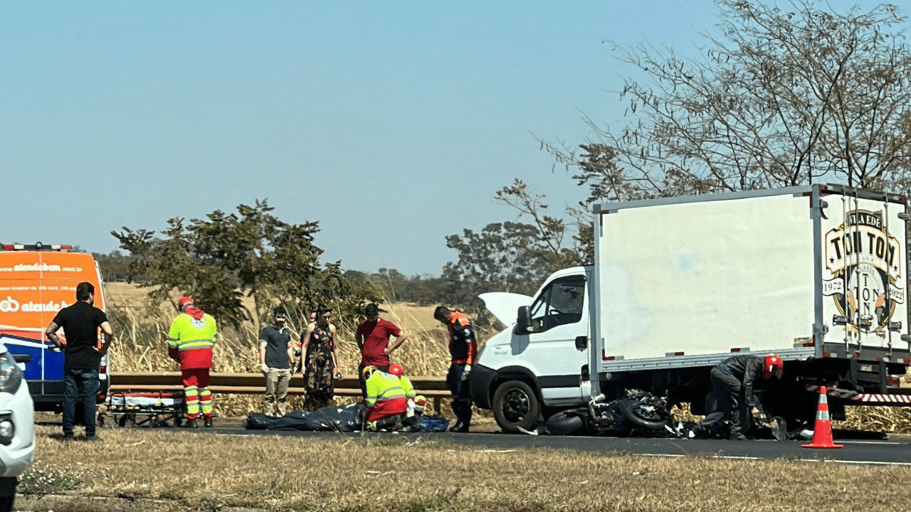 Motociclista morre após bater em caminhão parado