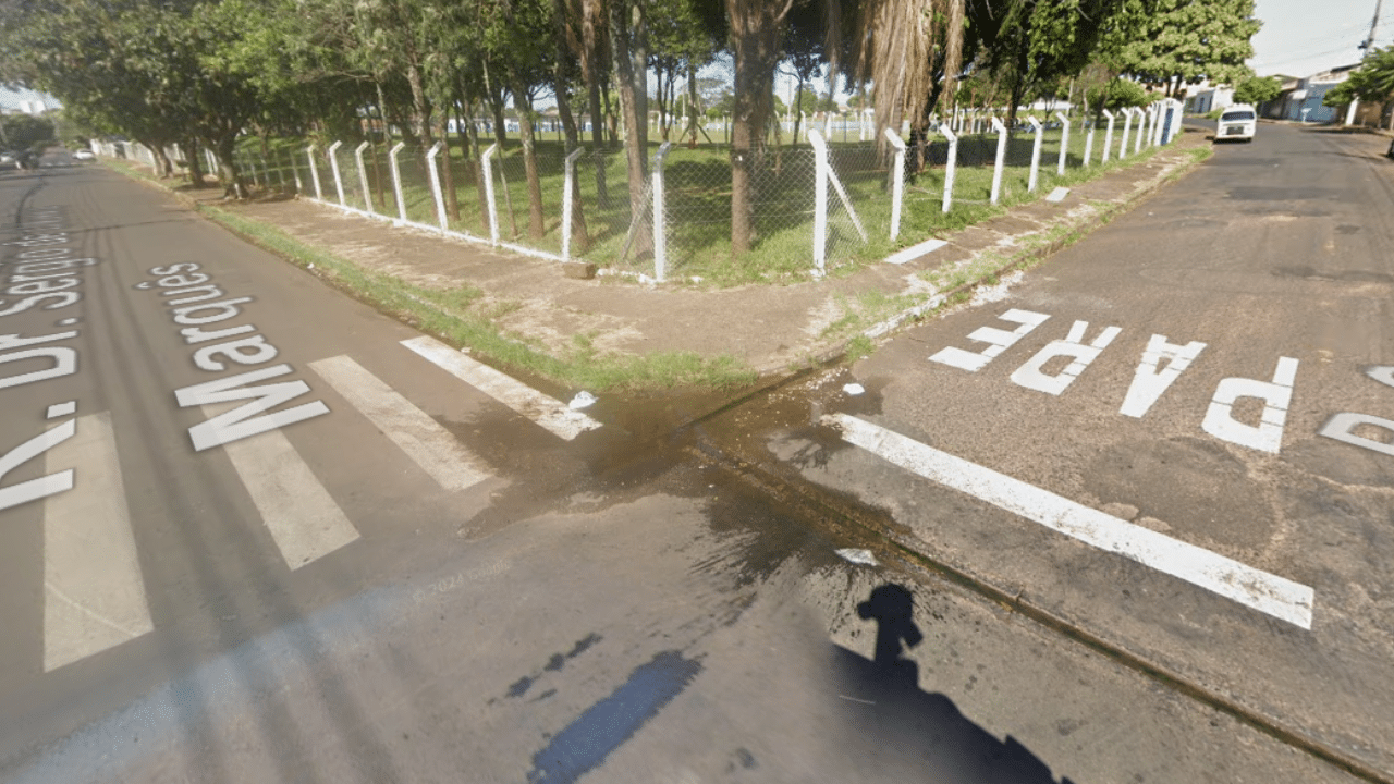 Homem é morto a tiros na esquina das ruas Doutor Sérgio de Oliveira Marquez com Capitão Diomar Menezes, no bairro Tocantins, em Uberlândia