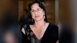 Atingida por bala perdida após sair de um culto com uma amiga, Ana Carla Cristo Chaulet, de 53 anos, morreu na madrugada de domingo (3), às 1h20