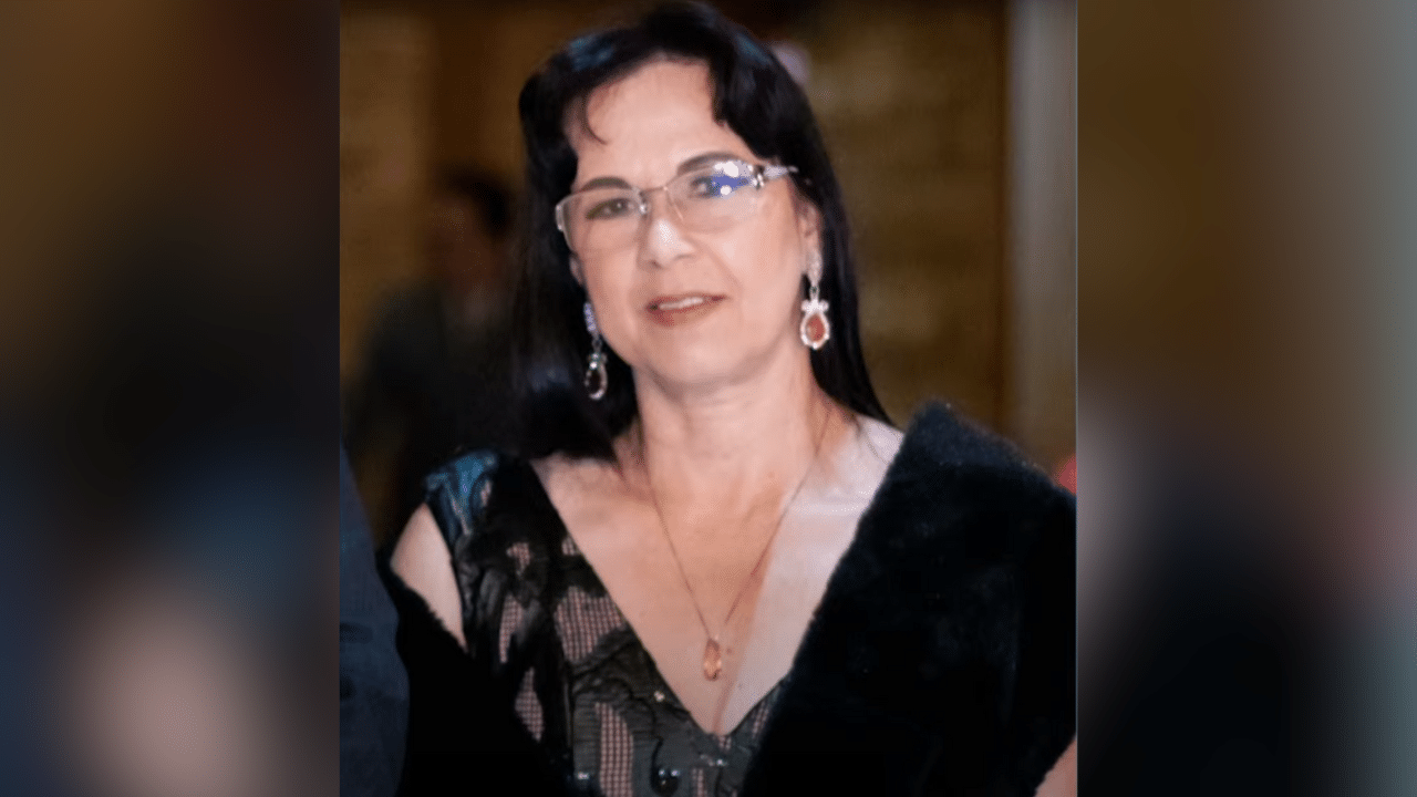 Atingida por bala perdida após sair de um culto com uma amiga, Ana Carla Cristo Chaulet, de 53 anos, morreu na madrugada de domingo (3), às 1h20