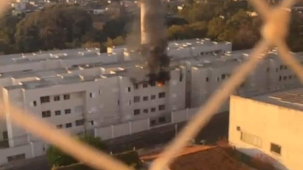 Prédio em Uberlândia pegando fogo, após explosão com gás