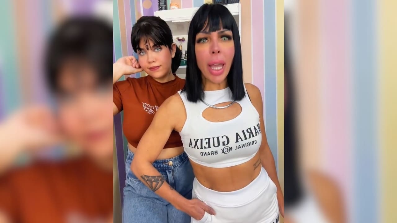 Nancy e Kérollen; Nancy à frente, de roupa branca, e Kérollen atrás, de blusa marrom e calça jeans