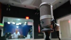 Estudio de rádio e microfone