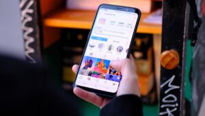 Tela de celular aberta no Instagram para representar a matéria sobre o óculos nos stories do Instagram
