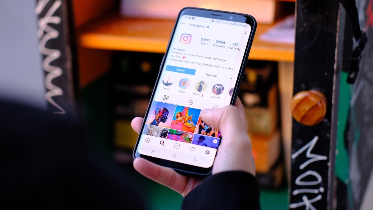 Tela de celular aberta no Instagram para representar a matéria sobre o óculos nos stories do Instagram Tela de celular aberta no Instagram para representar a matéria sobre o óculos nos stories do Instagram