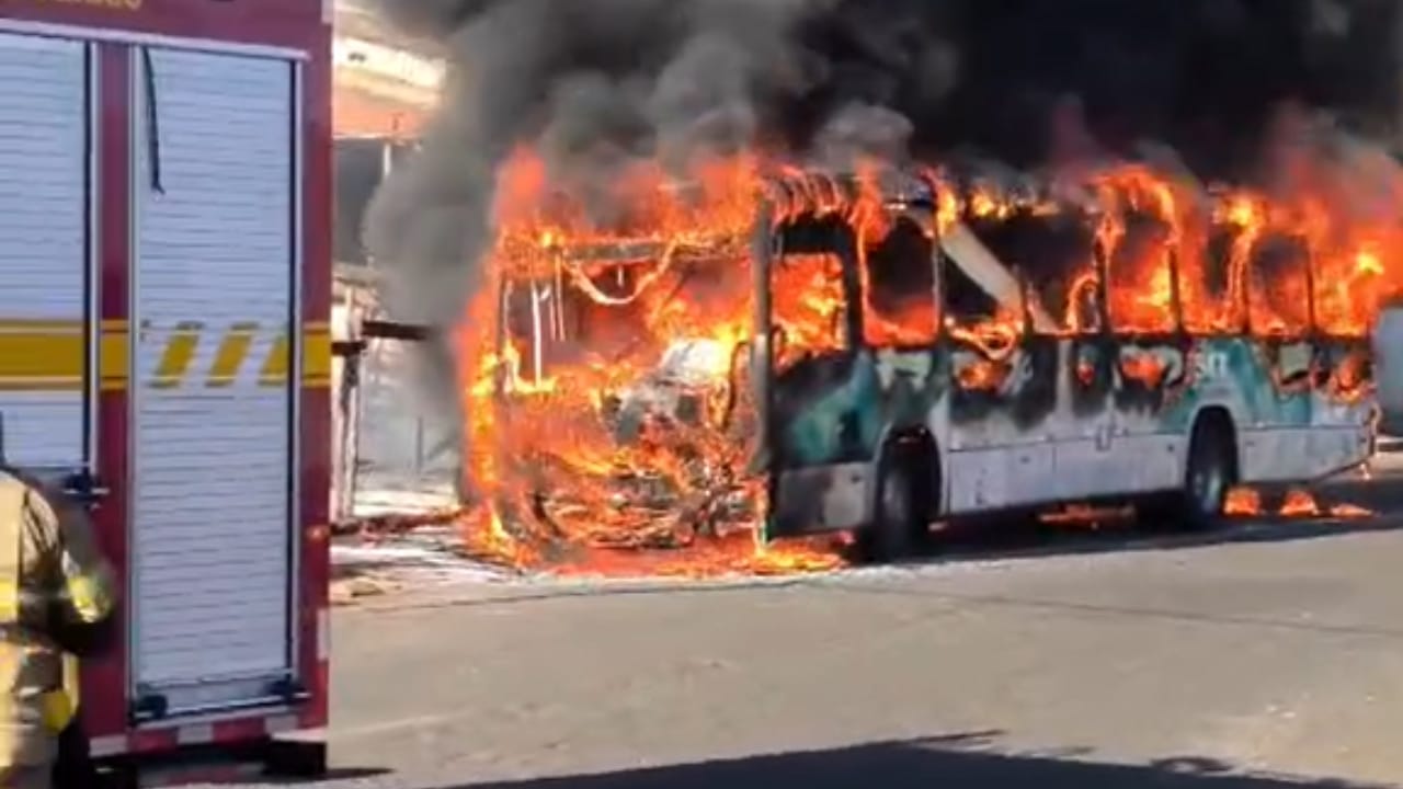 ônibus do transporte público pegou fogo