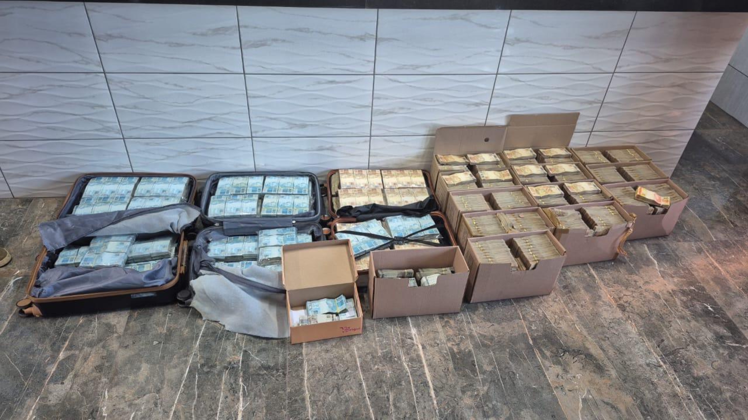 Caixas e malas de dinheiro foram apreendidas durante a operação da polícia