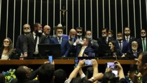 Oposição acampa na Câmara como forma de protesto