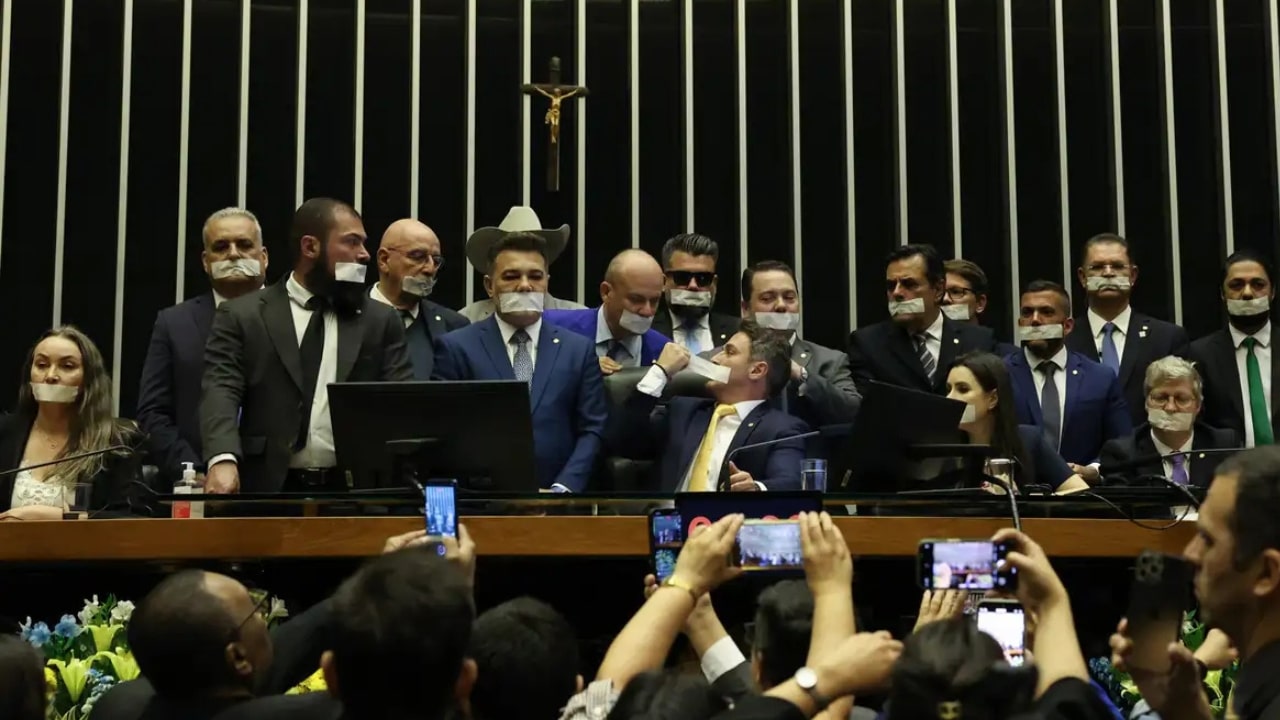 Oposição acampa na Câmara como forma de protesto