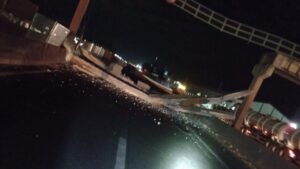 Passarela atingida por carreta
