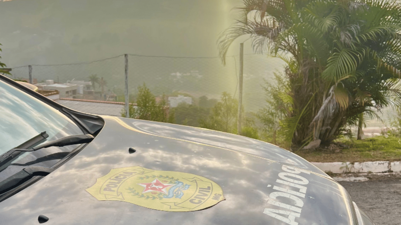 Viatura da polícia civil no caso do adolescente de 15 anos apreendido por matar o irmão