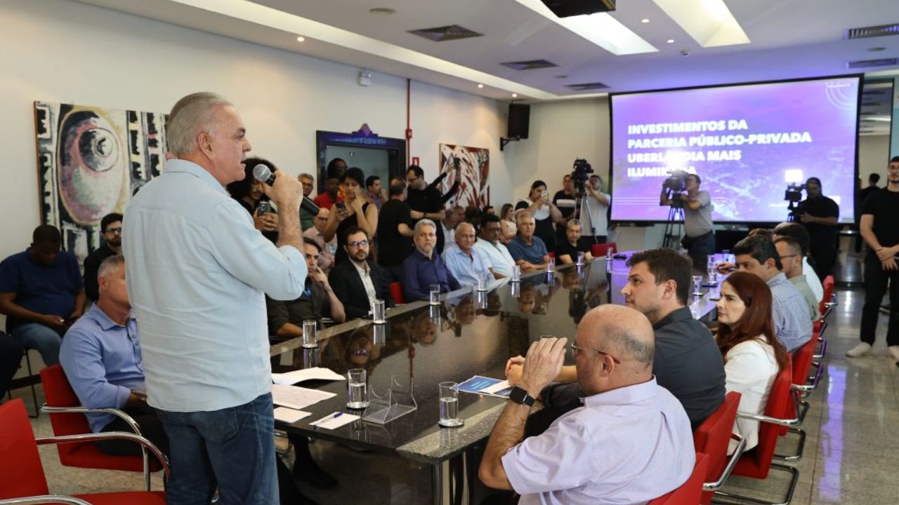prefeito-paulo-sergio-anunciando-instalacao-de-iluminacao-na-prefeitura-de-uberlandia prefeito Paulo Sérgio na Prefeitura de Uberlândia anunciando nova instalação de iluminação pública na Prefeitura de Uberlândia